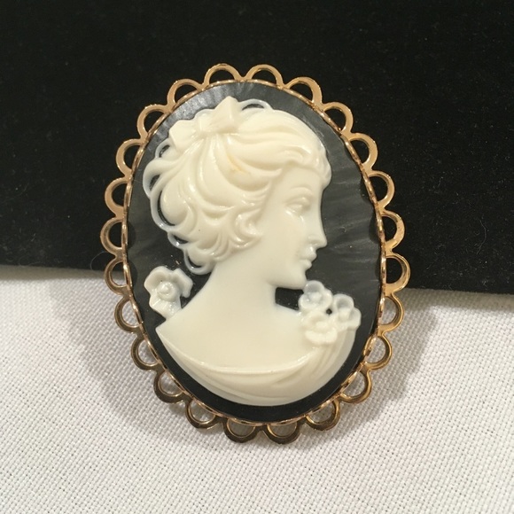 Vintage Jewelry - Vintage Gold Brooch With Faux Black & Cream Cameo